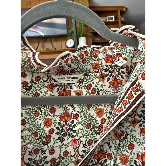 Max Studio High Collar Flower Button and Pleated Blouse - Picture 6 of 7